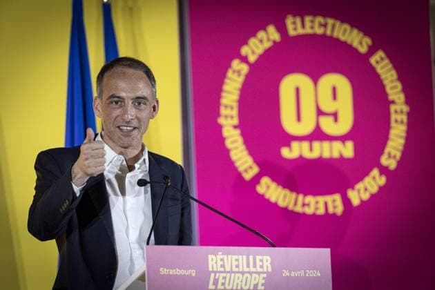 Frankreich, Veranstaltung zur Europawahl der Parti socialiste in Straßburg RaphaÃ«l Glucksmann tÃªte de liste du Parti socialiste Ã Strasbourg. NEWS: EuropÃ ennes , RaphaÃ«l Glucksmann tÃªte de liste du Parti socialiste Ã Strasbourg. 24-04-2024 ElyxandroCegarra Panoramic 