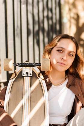 Creative Highlights Symbolbilder Portrait of young woman with skateboard model released, Symbolfoto, EGCF00102