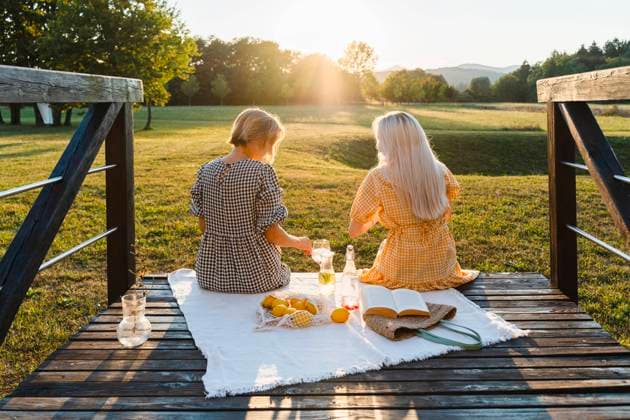 IMAGO Creative: Sommer, Sommertage im Stadtpark Friends having picnic in park on summer vacation model released, Symbolfoto, NDEF01670