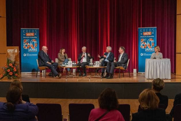 Moderator, journalist and author Jörg THADEUSZ, author Dr Heike SPECHT, Prof Dr Heribert JÜRGENS University Hospital Münster , Chairman of the Board Gerd NETTEKOVEN German Canc Copyright: xBonn.digitalx xMarcxJohnx