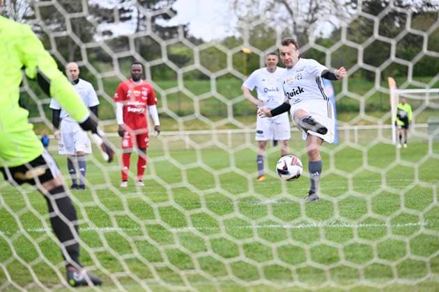 Macron Takes Part In Charity Football Match - Plaisir President Emmanuel Macron (R) scores a penalty kick during the Varietes Club charity football match to benefit children in hospital, in Bernard Giroux stadium, in Plaisir, outside Paris, France on April 24, 2024. Photo by Eric Tschaen Pool ABACAPRESS.COM Plaisir IDF France  Copyright: xTschaenxEric Pool ABACAx