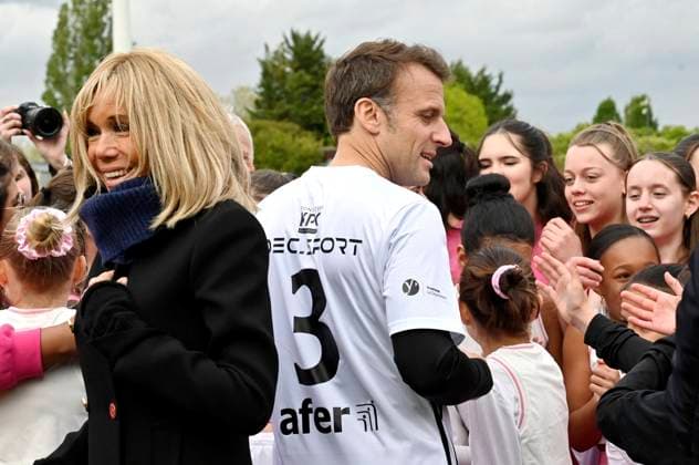 Macron Takes Part In Charity Football Match - Plaisir President Emmanuel Macron walks on the pitch with his wife Brigitte Macron prior to the Varietes Club charity football match to benefit children in hospital, in Bernard Giroux stadium, in Plaisir, outside Paris, France on April 24, 2024. Photo by Eric Tschaen Pool ABACAPRESS.COM Plaisir IDF France  Copyright: xTschaenxEric Pool ABACAx