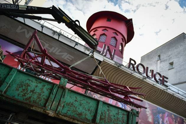 Bilder des Jahres 2024, News 04 April News Themen der Woche KW17 News Bilder des Tages Moulin Rouge Windmill Wings Collapse Overnight - Paris Workers remove the wings of the Moulin Rouge cabaret in Paris on April 25, 2024, after it collapsed last evening. The wings of the windmill on top of the famous Moulin Rouge cabaret fell off during the night on Wednesday the Paris fire department said. No injuries were reported, they said, adding that there was no longer any risk of further collapse. The reasons for the fall are currently unknown. It caused damage to the front of the cabaret, bringing down with it the first three letters of the illuminated sign. Images on social media showed the blade unit lying on the street below, with some of the blades slightly bent from the apparent fall. Photo by Firas Abdullah ABACAPRESS.COM Pari  Copyright: xAbdullahxFiras ABACAx