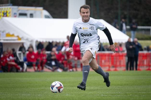 Macron Takes Part In Charity Football Match - Plaisir President Emmanuel Macron during the Varietes Club charity football match to benefit children in hospital, in Bernard Giroux stadium, in Plaisir, outside Paris, France on April 24, 2024. Photo by Eric Tschaen Pool ABACAPRESS.COM Plaisir France  Copyright: xTschaenxEric Pool ABACAx
