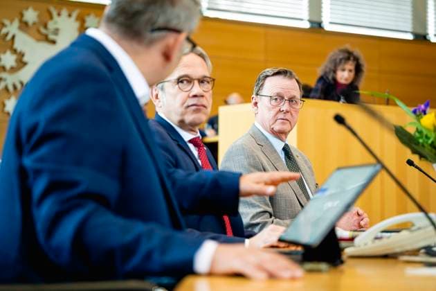 133. PLENARSITZUNG IM THÜRINGER LANDTAG 25 04 2024 - Erfurt: Ministerpräsident Bodo Ramelow (DIE LINKE), der Thüringer Minister für Umwelt, Energie und Naturschutz, Bernhard Stengele, und der Thüringer Minister für Inneres und Kommunales, Georg Maier (SPD), im Plenum. Die 133. Plenarsitzung des Thüringer Landtags am 25. April 2024. _________________ *** 133 PLENARY SESSION IN THE THURINGIAN STATE PARLIAMENT 25 04 2024 Erfurt Prime Minister Bodo Ramelow DIE LINKE , the Thuringian Minister for the Environment, Energy and Nature Conservation, Bernhard Stengele, and the Thuringian Minister for the Interior and Local Government, Georg Maier SPD , in plenary The 133rd plenary session of the Thuringian State Parliament on April 25, 2024