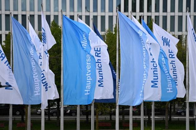 Flaggen,Fahnen wehen im Wind. Munich Re Hauptversammlung 2024 am 25.04.2024 in Muenchen. *** Flags,flags waving in the wind Munich Re Annual General Meeting 2024 on 25 04 2024 in Munich
