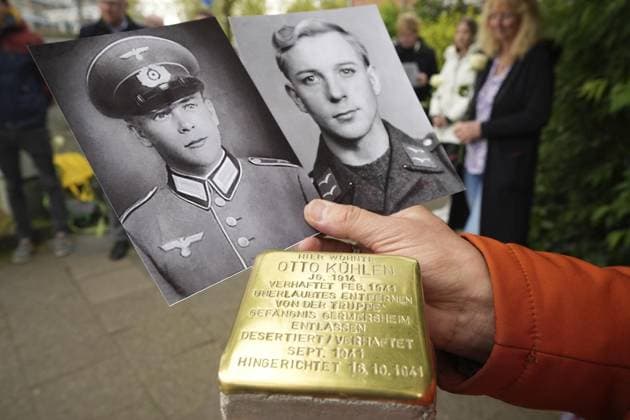 Bilder des Jahres 2024, News 04 April News Themen der Woche KW17 News Bilder des Tages Stolperstein für Otto Kühlen in Duisburg verlegt. ** NUR FÜR REDAKTIONELLE ZWECKE ** EDITORIAL USE ONLY **<p>Ein Stolperstein wird für Otto Kühlen am Donnerstag, 25. April 2024 am Flachsmarkt in Duisburg verlegt. Er wurde als Deserteur 1941 zum Tode verurteilt. Ein anderer Stein wurde an gleicher Stelle schon vor zwei Jahren für seinen Bruder verlegt. Duisburg NRW Duisburg Copyright: STEFANxAREND *** Stumbling stone laid for Otto Kühlen in Duisburg FOR EDITORIAL PURPOSES ONLY EDITORIAL USE ONLY p A stumbling stone will be laid for Otto Kühlen on Thursday, April 25, 2024 at Flachsmarkt in Duisburg He was sentenced to death as a deserter in 1941 Another stone was laid in the same place two years ago for his brother Duisburg NRW Duisbu Copyright: STEFANxAREND doc7v5ij2b2a39szopniu4 ,EDITORIAL USE ONLY