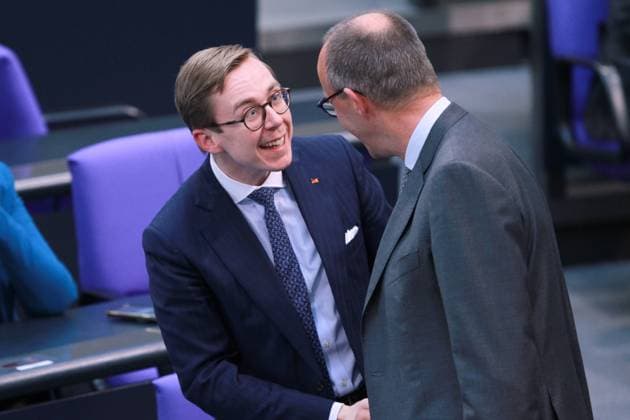 News Themen der Woche KW17 News Bilder des Tages Berlin, Deutschland, 25.04.2024: Deutscher Bundestag: 166. Bundestagssitzung: Philipp Amthor und Friedrich Merz, beide CDU, im Gespräch *** Berlin, Germany, 25 04 2024 German Bundestag 166 Bundestag session Philipp Amthor and Friedrich Merz, both CDU, in conversation Copyright: xdtsxNachrichtenagenturx dts_35172