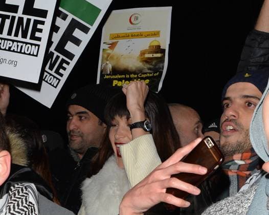 Model Bella Hadid joins an anti-Trump protest in London 172643, Model Bella Hadid joins an anti-Trump protest in London. London, United Kingdom - Friday December 8, 2017.,  Copyright: xPalacexLee,xPacificCoastNewsx xAvalonx 0533282838