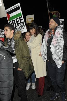Bella Hadid joins pro-Palestine protesters outside the US embassy in London 172647, Bella Hadid joins pro-Palestine protesters outside the US embassy in London. London, United Kingdom - Friday December 8, 2017. UK, IRELAND, DUBAI, USA AND CANADA USE ONLY,  Copyright: xZTimages.com,xPacificCoastNewsx xAvalonx 0533283307