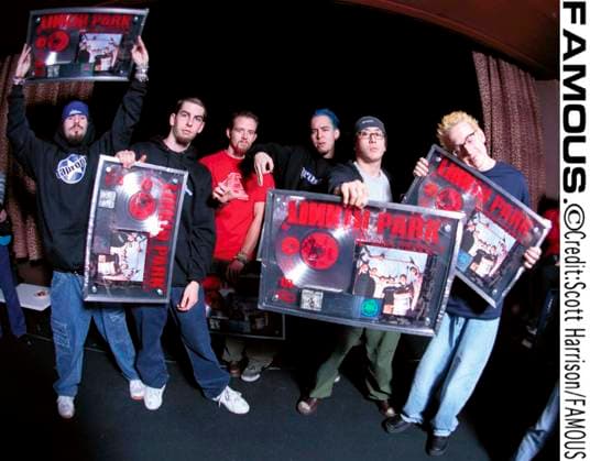 WHO: LINKIN PARK, TAPROOT WHEN: 02 02 01 WHERE: LAS VEGAS, USA EVENT: New American Top 40 hard rock bands Linkin Park (with plaques) and Taproot at the Las Vegas House of Blues, 2 2 01. Linkin Park was presented with plaques honoring their debut platinum selling album Hybrid Theory. FAMOUS is the trading name of Famous Pictures and Features Ltd. Registered Office 13 Harwood Road, London SW6 4QP Registered in England No 3373146 Copyright: xFAMOUS. x 04503832