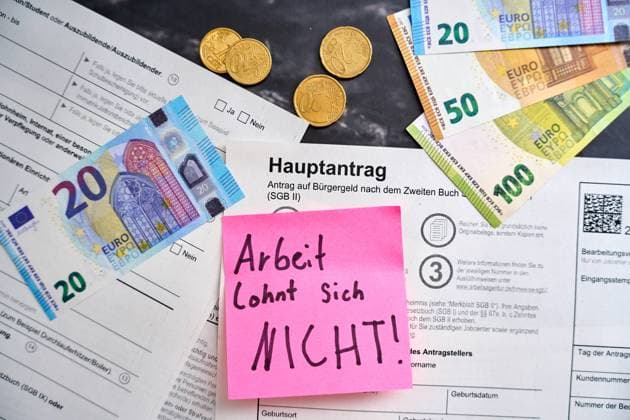 Augsburg, Bavaria, Germany - April 25, 2024: Work is NOT worth it! Note on a citizen s allowance application from the employment agency *** Arbeit lohnt sich NICHT! Notiz auf einem Bürgergeld Antrag der Agentur für Arbeit
