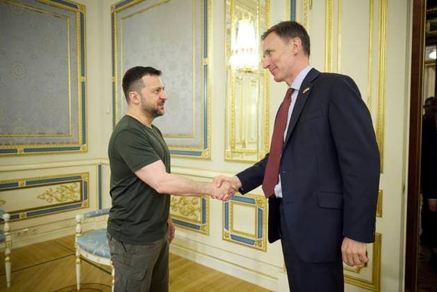 News Themen der Woche KW17 April 25, 2024, Kyiv, Kiev Oblast, Ukraine: Ukrainian President Volodymyr Zelenskyy, left, welcomes British Chancellor of the Exchequer Jeremy Hunt, right, before a bilateral meeting at the Mariinsky Palace, April 25, 2024, in Kyiv, Ukraine. Kyiv Ukraine - ZUMAp138 20240425_zaa_p138_006 Copyright: xUkrainexPresidency UkrainianxPrex