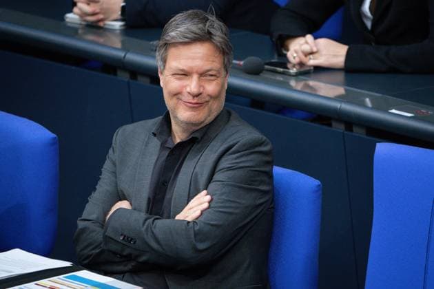 Deutscher Bundestag, 167. Plenarsitzung Robert Habeck Bundeswirtschafts- und Klimaminister (Gruene) lachend im Portrait auf der Regierungsbank bei der hitzigen Debatte um das Erneuerbare-Energien-Gesetz (Solarpaket) bei der 167. Sitzung des Deutschen Bundestag in Berlin, 26.04.2024 Berlin Berlin Deutschland *** German Bundestag, 167th plenary session Robert Habeck Federal Minister of Economics and Climate Minister Gruene laughing in portrait on the government bench during the heated debate on the Renewable Energies Act Solar Package at the 167th session of the German Bundestag in Berlin, 26 04 2024 Berlin Berlin Germany