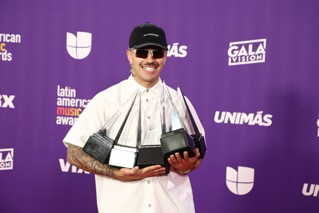 Feid, winner of the Collaboration of the Year, Collaboration Crossover of the Year, Streaming Artist of the Year, Best Collaboration ? Urban, and Best Song ? Urban awards, poses in the press room during the 2024 Latin American Music Awards at the Grand Garden Arena at MGM Resort and Casino in Las Vegas, Nevada on Thursday, April 25, 2024.  LAV20240425190 JAMESxATOA