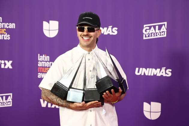 Feid, winner of the Collaboration of the Year, Collaboration Crossover of the Year, Streaming Artist of the Year, Best Collaboration ? Urban, and Best Song ? Urban awards, poses in the press room during the 2024 Latin American Music Awards at the Grand Garden Arena at MGM Resort and Casino in Las Vegas, Nevada on Thursday, April 25, 2024.  LAV20240425191 JAMESxATOA