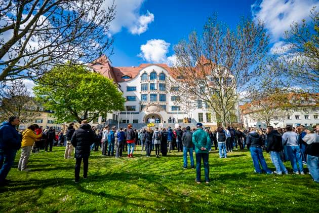 Bilder des Jahres 2024, News 04 April News Themen der Woche KW17 GEDENKEN AN AMOKLAUF AM ERFURTER GUTENBERG-GYMNASIUM 26 04 2024 - Erfurt: Der 22. Gedenktag anlässlich des Amoklaufs vom 26. April 2002 am Gutenberg-Gymnasium am 26. April 2024. Auf dem Gelände vor der Schule versammeln sich Personen zum Gedenken. _________________ *** REMEMBRANCE OF AMOCIATION AT ERFURT GUTENBERG GYMNASIUM 26 04 2024 Erfurt The 22 day of remembrance on the occasion of the rampage on April 26, 2002 at the Gutenberg Gymnasium on April 26, 2024 People gather in front of the school to commemorate the event