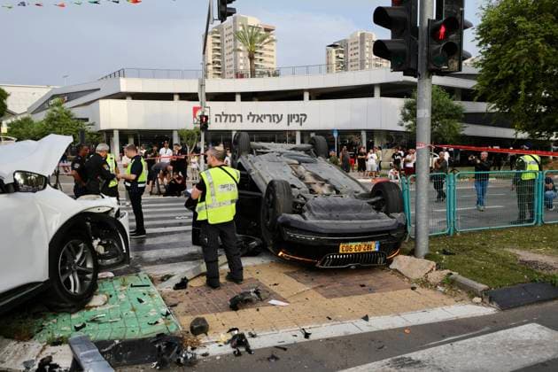 Bilder des Jahres 2024, News 04 April News Themen der Woche KW17 News Bilder des Tages (240426) -- RAMLA, April 26, 2024 -- Israeli police work at the site of a car accident in which Israel s Minister of National Security Itamar Ben-Gvir was lightly injured in Ramla, Israel, on April 26, 2024. Ben-Gvir was lightly injured after his car ran a red light Friday afternoon in Ramla. (Photo by Xinhua) ISRAEL-RAMLA-MINISTER OF NATIONAL SECURITY-CAR CRASH JamalxAwad 
