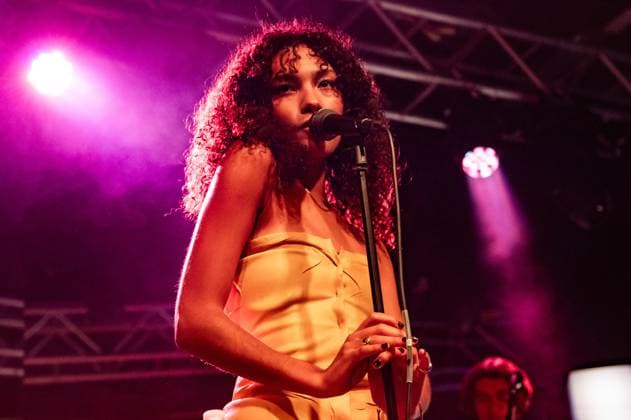 Bilder des Jahres 2024, Entertainment 04 April Entertainment Themen der Woche KW17 Entertainment Bilder des Tages UK soul-pop singer Olivia Dean performing in concert at Leeds University Stylus on her Messy Tour. Featuring: Olivia Dean Where: Leeds, United Kingdom When: 26 Apr 2024 Credit: Graham Finney Cover Images EDITORIAL USE ONLY. NOT FOR USE BY NEWSPAPERS BASED IN THE UK. Copyright: xx coverimg53681470