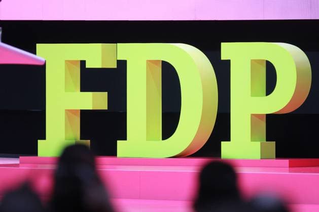 Berlin, Deutschland, 27.04.2024: Station Berlin: 75. Ordentlicher Bundesparteitag der FDP: FDP-Logo *** Berlin, Germany, 27 04 2024 Station Berlin 75 Ordinary Federal Party Conference of the FDP FDP logo Copyright: xdtsxNachrichtenagenturx dts_35424