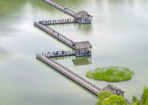 Bilder des Jahres 2024, News 04 April News Themen der Woche KW17 News Bilder des Tages (240427) -- TAIZHOU, April 27, 2024 -- An aerial drone photo taken on April 27, 2024 shows tourists visiting Qinhu National Wetland Park in Jiangyan District of Taizhou, east China s Jiangsu Province. (Photo by Xinhua) CHINA-SPRING-SCENERY (CN) ZhouxShegen 