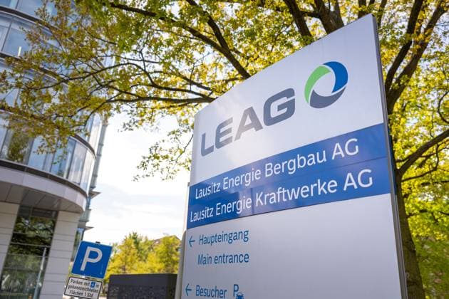 LEAG Lausitz Energie Kraftwerke AG und Lausitz Energie Bergbau AG in Cottbus. 27.04.2024 Cottbus, GER - Schild mit Logo und Hinweisen vor dem Haupteingang., Cottbus Brandenburg Deutschland, DEU LEAG *** LEAG Lausitz Energie Kraftwerke AG and Lausitz Energie Bergbau AG in Cottbus 27 04 2024 Cottbus, GER Sign with logo and instructions in front of the main entrance , Cottbus Brandenburg Germany, DEU LEAG