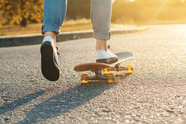 IMAGO Creative: Sommer, Sommertage im Stadtpark Skateboarding bei Sonnenaufgang. *** Skateboarding at Sunrise 1102803377 ,model released, Symbolfoto