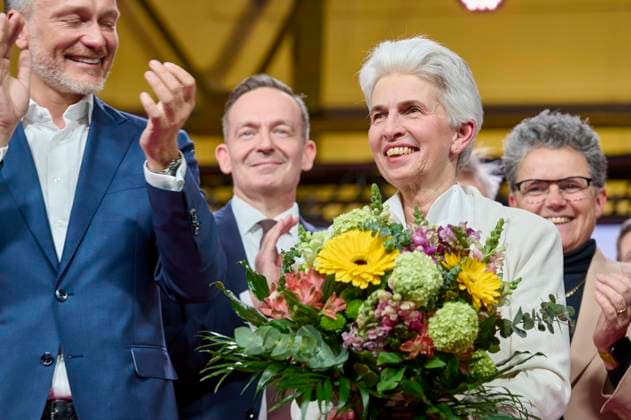 Christian Lindner + Marie-Agnes Strack-Zimmermann - FDP Bundesparteitag 2024 EUR, Deutschland, Berlin, 27.04.2023: Parteivorsitzender der FDP Christian Lindner gratuliert der Spitzenkandidatin der FDP zur Europawahl Marie-Agnes Strack-Zimmermann. Die FDP will nach dem Parteitag eine neue Wirtschaftspolitik in der Ampelkoaltion durchsetzen. *** Christian Lindner Marie Agnes Strack Zimmermann FDP Federal Party Conference 2024 EUR, Germany, Berlin, 27 04 2023 FDP Party Chairman Christian Lindner congratulates the FDPs top candidate for the European elections Marie Agnes Strack Zimmermann The FDP wants to push through a new economic policy in the traffic light coalition after the party conference