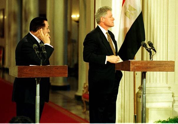 Archivbilder der Woche KW17 Joint Press Conference with President Mubarak of Egypt President Hosni Mubarak of Egypt, left, strains to listen to a reporters question during a joint press confrence with United States President Bill Clinton, right, in the East Room of the White House in Washington, D.C. on Monday, March 10, 1997..Photo by Ron Sachs CNP-PHOTOlink. Washington District of Columbia United States of America EDITORIAL USE ONLY Copyright: xx RonxSachsx phlphotos366676