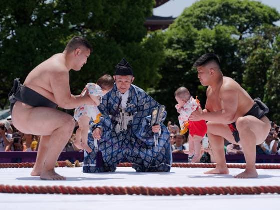 News Themen der Woche KW17 (240428) -- TOKYO, April 28, 2024 -- Sumo wrestlers hold children during the Naki Sumo Crying Baby Contest in Tokyo, Japan, on April 28, 2024. Naki Sumo is a traditional ceremony performed as a prayer for healthy growth. ) JAPAN-TOKYO-CRYING BABY CONTEST ZhangxXiaoyu 