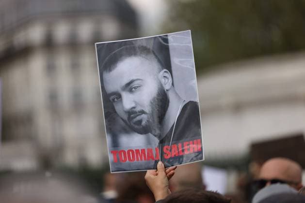News Themen der Woche KW17 News Bilder des Tages Frankreich, Toomaj Salehi Unterstützungsdemonstration MANIFESTATION DE SOUTIEN AU RAPPEUR TOOMAJ SALEHI C PHOTOPQR LE PARISIEN Le Parisien Arnaud Journois PARIS 28 04 2024 PARIS , PLACE DE LA BASTILLE , 28 04 2024 , MANIFESTATION DE SOUTIEN AU RAPPEUR TOOMAJ SALEHI CONDAMNE A MORT EN IRAN PHOTO LE PARISIEN ARNAUD JOURNOIS Protesters in the streets of Paris to show solidarity with the Iranian rapper Toomaj Salehi who was sentenced to death by courts in Iran, April 28, 2024 Local Caption PARIS France  Copyright: xPHOTOPQR LExPARISIEN MAXPPPxLexParisienx xArnaudxJournoisx 20240428LPA6011 20240428LPA6011