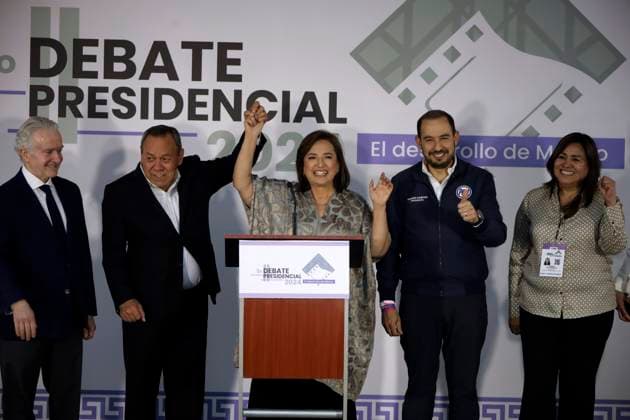 April 28, 2024, Mexico City, Mexico: MexicoÃ¢â‚¬â ¢s Presidential candidate, Xochitl Galvez by Fuerza y Corazon por Mexico accompanied by Marko Cortes, Santiago Creel and Jesus Zambrano prior to the second televised presidential debate Ahead of Presidential Elections in Mexico at Estudios Churubusco. Mexico City Mexico - ZUMAe321 20240428_zia_e321_008 Copyright: xLuisxBarronx