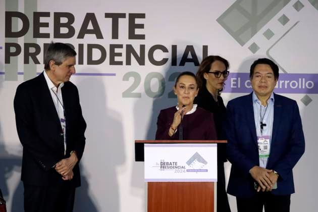 April 28, 2024, Mexico City, Mexico: MexicoÃ¢â‚¬â ¢s Presidential candidate, Claudia Sheinbaum Pardo by Sigamos Haciendo Historia coalition accompanied by Mario Delgado prior to the second televised presidential debate Ahead of Presidential Elections in Mexico at Estudios Churubusco. Mexico City Mexico - ZUMAe321 20240428_zia_e321_017 Copyright: xLuisxBarronx