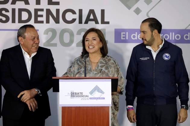 April 28, 2024, Mexico City, Mexico: MexicoÃ¢â‚¬â ¢s Presidential candidate, Xochitl Galvez by Fuerza y Corazon por Mexico accompanied by Marko Cortes and Jesus Zambrano prior to the second televised presidential debate Ahead of Presidential Elections in Mexico at Estudios Churubusco. Mexico City Mexico - ZUMAe321 20240428_zia_e321_005 Copyright: xLuisxBarronx