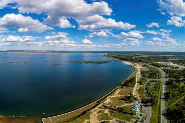 Aussichtsturm am Cottbuser Ostsee DEU Brandenburg Cottbus -Märzdorf Â Der noch vom Energiekonzern Vattefall gebaute 31 Meter hoche Aussichtsturm Märzdorf am Cottbuser Ostsee: Daneben das künftige Cottbuser Hafenquartier. Im Jahr 2018 wurde die 831 Meter langen Kaimauer am künftigen Cottbuser Ostsee gebaut. Die Kaimauer ist eine wesentliche Voraussetzung des künftigen Cottbuser Hafenquartiers zwischen Merzdorf und Dissenchen Schlichow. Ab 2025 sollen die ersten privaten Bauvorhaben am Ostsee umgesetzt werden. Vier Jahre nach Flutungsbeginn am künftigen Cottbuser Ostsee kann man im bereits die endgültigen Dimensionen sehen. Der einstige Tagebau Cottbus-Nord hat fast seinen Füllstand erreicht und sich damit bis an den Horizont i