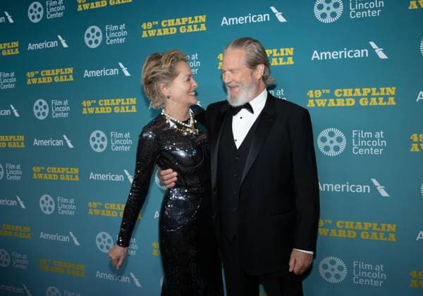 Sharon Stone and Jeff Bridges arrive on the red carpet at the 49th Chaplin Award Honoring Jeff Bridges at Lincoln Center on April 29, 2024 in New York City.  NYP20240429731 SerenaxXuxNing