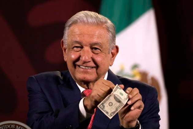 Mexiko, Andres Manuel Lopez Obrador Pressekonferenz April 29, 2024, Mexico City, Mexico: MexicoÃ¢â‚¬â ¢s President, Andres Manuel Lopez Obrador, shows an American dollar during a briefing conference at National Palace. Mexico City Mexico - ZUMAe321 20240429_zia_e321_017 Copyright: xLuisxBarronx