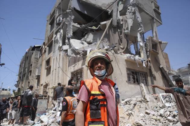 News Themen der Woche KW18 News Bilder des Tages Israeli Airstrikes Kill At Least 22 People - Rafah Palestinian Civil Defense teams conducting search and rescue operations in the rubble after Israeli attacks, in Rafah, Gaza Strip on April 29, 2024. Israeli airstrikes on the southern Gaza city of Rafah have killed at least 22 people, including six women and five children, Palestinian health officials said. One of the children killed in the strikes overnight into Monday was just 5 days old. Israel has regularly carried out airstrikes on Rafah since the start of the war and has threatened to send in ground troops, saying Rafah is the last major Hamas stronghold in the coastal enclave. Over a million Palestinians have sought refuge in the city on the Egyptian border. The United States and oth  Copyright: xHabboubxRamez ABACAx