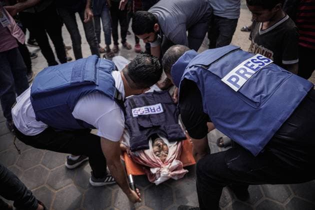 News Themen der Woche KW18 News Bilder des Tages April 30, 2024, Gaza, Gaza, Palestine: Colleagues of the martyr journalist Salem Abu Tayour carry him in the middle of the yard of Al-Aqsa Martyrs Hospital in Deir al-Balah Gaza Palestine - ZUMAa249 20240430_znp_a249_006 Copyright: xSaherxAlghorrax