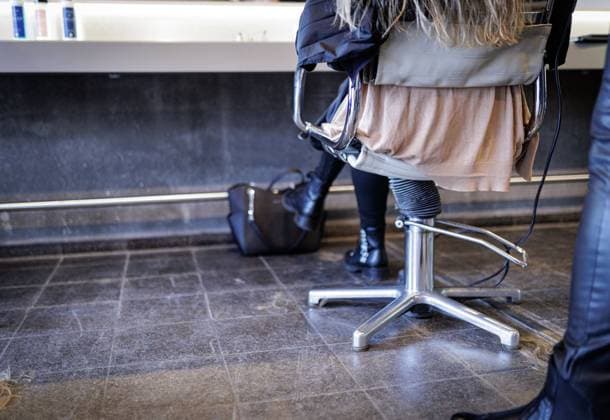 Eine Kundin sitzt auf einem Friseurstuhl, aufgenommen im Friseursalon Coiffeur Sivan in Berlin, 22.04.2024. Berlin Deutschland *** A customer sits on a hairdressers chair, taken in the hairdressing salon Coiffeur Sivan in Berlin, 22 04 2024 Berlin Germany Copyright: xJulianexSonntagxphotothek.dex