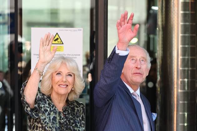 Entertainment Themen der Woche KW18 Entertainment Bilder des Tages . 30 04 2024. London, United Kingdom. King Charles III and Queen Camilla arriving at the University College Hospital Macmillan Cancer Centre in London.  xStephenxLockx xi-Imagesx IIM-25163-0008