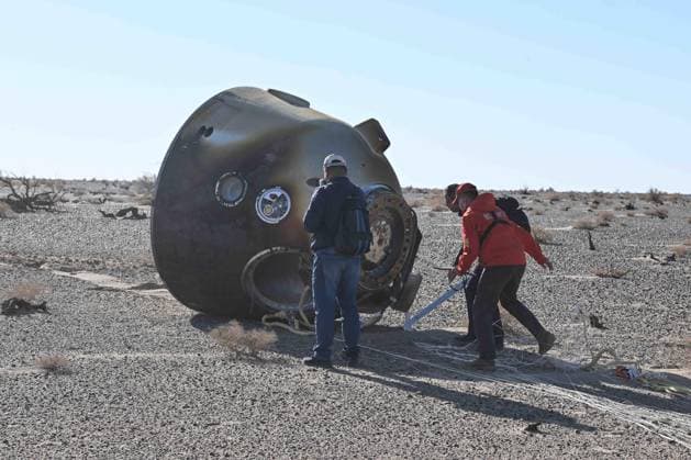 Bilder des Jahres 2024, News 04 April News Bilder des Tages (240430) -- DONGFENG LANDING SITE, April 30, 2024 -- The return capsule of the Shenzhou-17 manned spaceship, carrying astronauts Tang Hongbo, Tang Shengjie and Jiang Xinlin, touches down at the Dongfeng landing site in north China s Inner Mongolia Autonomous Region, April 30, 2024. The three astronauts are all in good health condition, according to the China Manned Space Agency. ) (EyesonSci)CHINA-SHENZHOU-17-RETURN (CN) LixZhipeng 