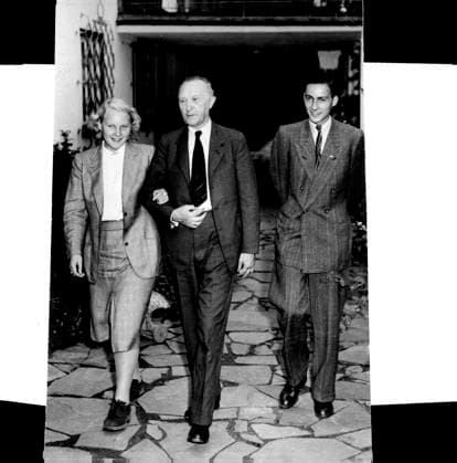 This Man Adenauer: For a short rest, and a necessary break in the long daily programme, Konrad Adenauer (centre) with his daughter Elisabeth, 21, and his student son Georg, 19, go for a stroll in the gardens of his home, of which Adenauer is so fond. September 1, 1949.  Copyright: xCopyrightxUnknownx 5513-35479959