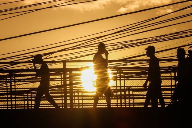 News Themen der Woche KW18 News Bilder des Tages (240430) -- QUEZON CITY, April 30, 2024 -- People walk under the scorching heat of the sun in Quezon City, the Philippines, on April 30, 2024. A government official said Tuesday that the Philippines is mulling cloud seeding to quench the country s thirst amid the drought caused by the El Nino phenomenon, which has affected 2.9 million people. ) THE PHILIPPINES-EL NINO-HEAT ROUELLExUMALI 