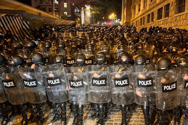 News Themen der Woche KW18 Bilder des Jahres 2024, News 04 April News Bilder des Tages GEORGIA, TBILISI - APRIL 30, 2024: Riot police stand in formation as they guard a street during a rally against a bill on foreign agents. In early April, the ruling party Georgian Dream - Democratic Georgia decided to reintroduce the controversial bill shelved a year ago amid mass protests. Mikhail Yegikov TASS  69550165