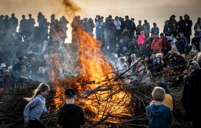 News Themen der Woche KW18 News Bilder des Tages MALMÖ 2024-04-30 Fullt med folk och rök pa tvären när valborgselden tändes i vinden pa Musikkullarna i Västra Hamnen i Malmö pa tisdagskvällen. MALMÖ SVERIGE x50090x *** MALMÖ 2024 04 30 Full of people and smoke on the cross when the Walpurgis fire was lit in the wind on Musikkullarna in Västra Hamnen in Malmö on Tuesday evening MALMÖ SWEDEN x50090x  Copyright: xJohanxNilsson TTx VALBORGSELD I VINDEN I VÄSTRA HAMNEN 4fp3njL0jwA