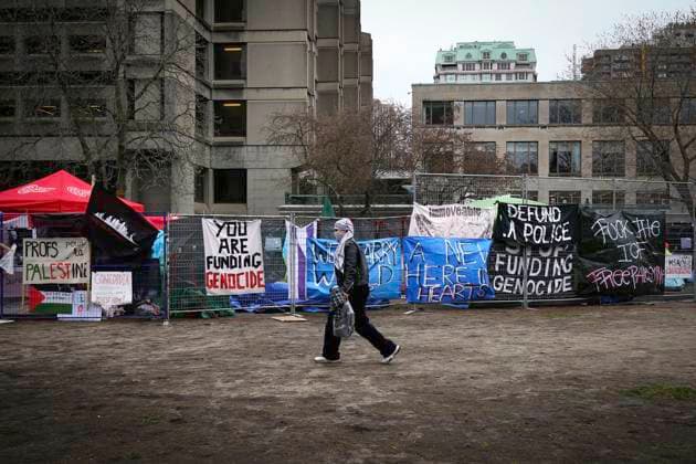 April 30, 2024, Montreal, Quebec, Canada: On Tuesday, McGill University requested the intervention of police forces to disperse a pro-Palestinian camp on its campus. Since Saturday, nearly a hundred students have camped on university grounds, demanding that the administration cut all financial and academic ties with Israel. Montreal Canada - ZUMAs278 20240430_zip_s278_002 Copyright: xSerkanxSenturkx