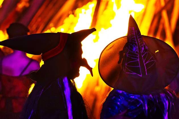 Darsteller des Hexen- und Teufelsspektakel (Helmis Self Theater) tanzen als Hexen und Teufel waehrend der Walpurgisnacht am 30.04.2024 auf dem Domplatz in Erfurt. Die Hexen und Teufel geben sich jedoch laengst noch nicht geschlagen und versuchen, mit einem hoellischen Spektakel in der Walpurgisnacht letztmalig den Sieg des Fruehlings zu verhindern. Der Name des Festes leitet sich von der heiligen Walburga ab, deren Gedenktag bis ins Mittelalter am 1. Mai, dem Tag ihrer Heiligsprechung, gefeiert wurde. Actors of the Witches and Devils Spectacle (Helmis Self Theater) dance as witches and devils during Walpurgis Night on April 30, 2024 on the cathedral square in Erfurt. However, the witches and devils are far from giving up and try to prevent