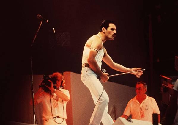FREDDIE MERCURY British Pop Musician Lead Singer of the group Queen On stage at the charity Live Aid Concert at Wembley Stadium COMPULSORY CREDIT: UPPA Photoshot Photo CGH 201884 13.07.1985 FREDDIE MERCURY British Pop Musician Lead Singer of the group Queen On stage at the charity Live Aid Concert at Wembley Stadium COMPULSORY CREDIT: Starstock Photoshot Photo CGH 201884 13.07.1985,  Copyright: xStarstockx xAvalonx 0559815619