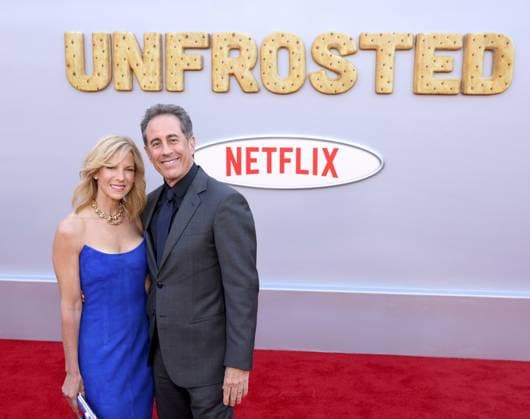 Bilder des Jahres 2024, Entertainment 04 April Entertainment Themen der Woche KW18 Entertainment Bilder des Tages (L-R) Jessica Seinfeld and Jerry Seinfeld attend the premiere of the biographical comedy motion picture Unfrosted at the Egyptian Theater in the Hollywood section of Los Angeles on Tuesday, April 30, 2024. Storyline: In 1963 Michigan, business rivals Kellogg s and Post compete to create a cake that could change breakfast forever.  LAP20240430015 GREGxGRUDT